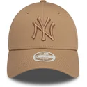 braune-verstellbare-curved-cap-mit-hellbraunem-logo-fur-damen-9forty-league-essential-der-new-york-yankees-mlb-von-new-era