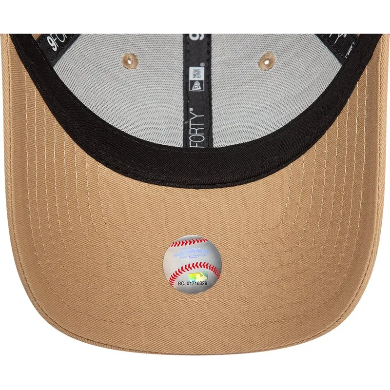 cepur-izliekta-bruns-regulejama-lente-claro-claro-9forty-league-essential-no-new-york-yankees-mlb-no-new-era