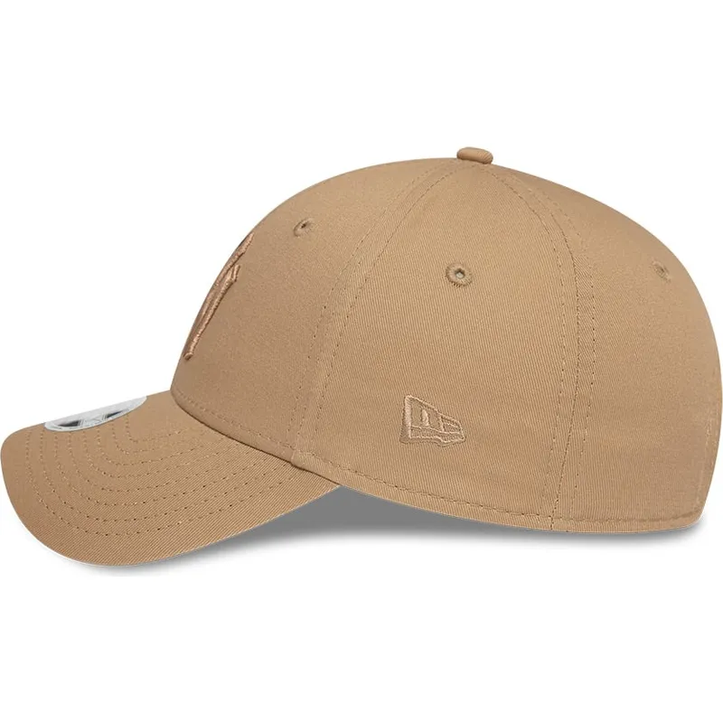 cepur-izliekta-bruns-regulejama-lente-claro-claro-9forty-league-essential-no-new-york-yankees-mlb-no-new-era