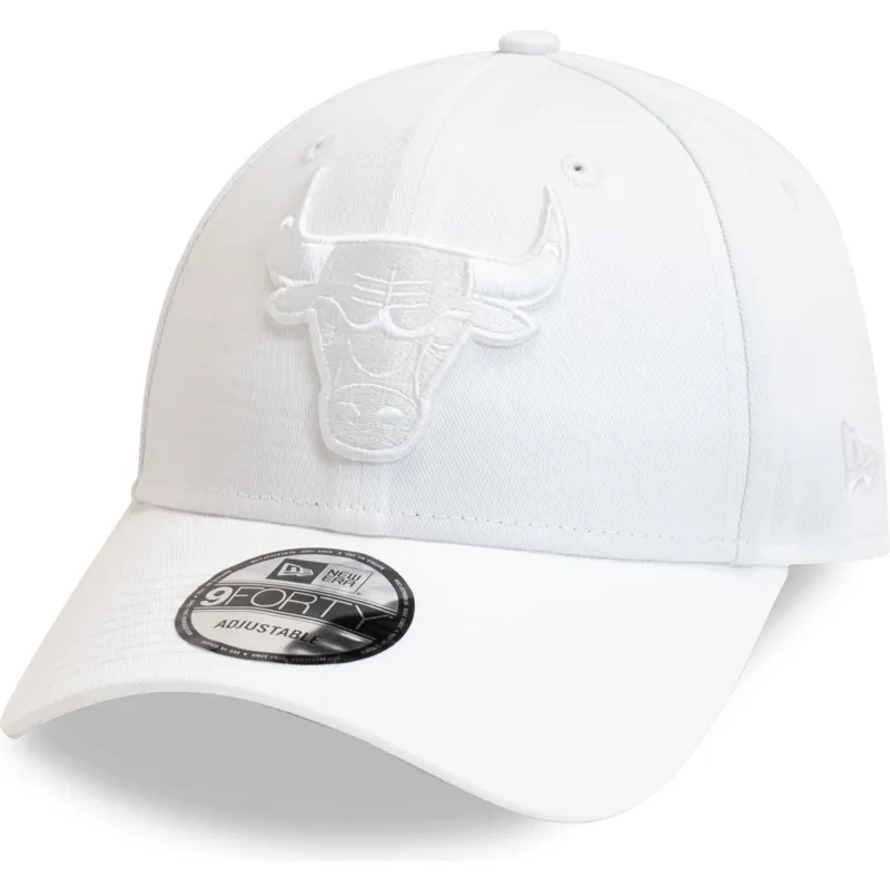 9forty-essential-verstellbare-weisse-kappe-mit-gebogenem-schirm-und-weissem-logo-der-chicago-bulls-nba-von-new-era