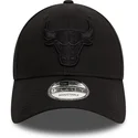 schwarze-verstellbare-kappe-mit-gebogenem-schirm-und-schwarzem-logo-9forty-essential-der-chicago-bulls-nba-von-new-era