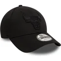 gorra-curva-negra-ajustable-con-logo-negro-9forty-essential-de-chicago-bulls-nba-de-new-era