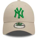 beige-verstellbare-kappe-mit-gebogenem-schirm-und-grunem-logo-9forty-league-essential-der-new-york-yankees-mlb-von-new-era