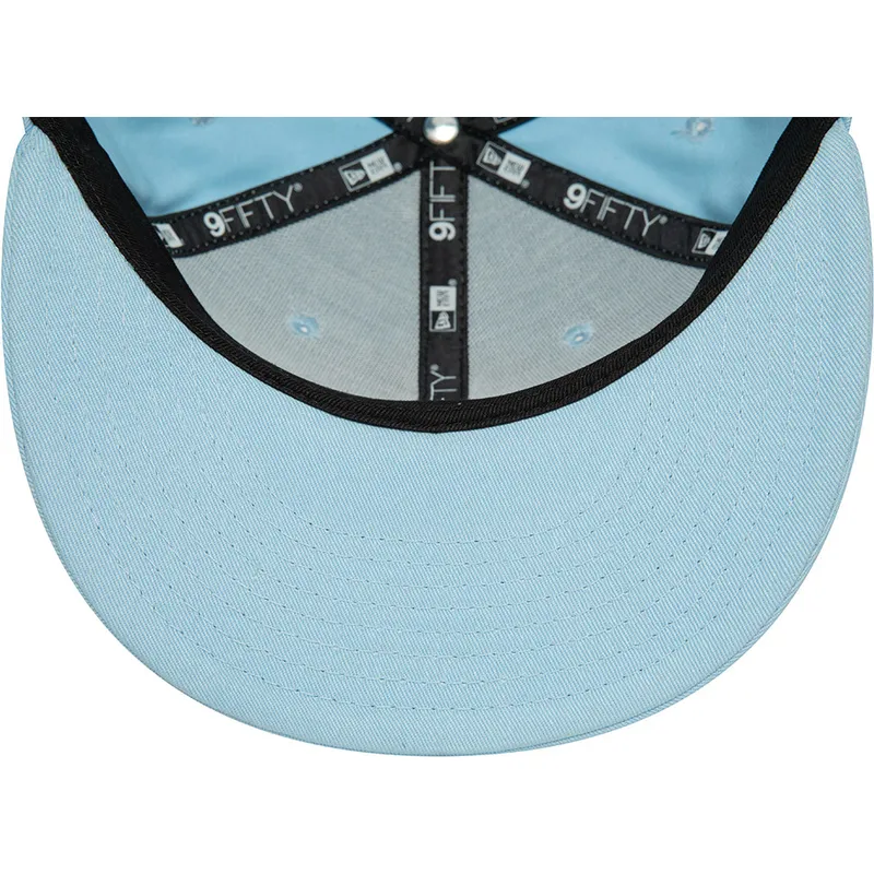 gorra-plana-azul-claro-snapback-con-logo-negro-9fifty-league-essential-de-new-york-yankees-mlb-de-new-era