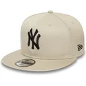 beige-flache-snapback-kappe-mit-schwarzem-logo-9fifty-league-essential-der-new-york-yankees-mlb-von-new-era