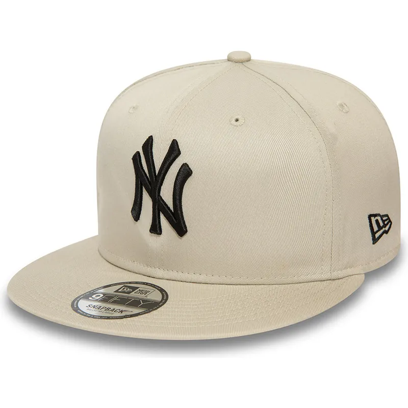 beige-flache-snapback-kappe-mit-schwarzem-logo-9fifty-league-essential-der-new-york-yankees-mlb-von-new-era