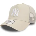 beige-trucker-kappe-mit-weissem-logo-a-frame-league-essential-der-new-york-yankees-mlb-von-new-era