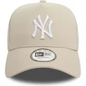 beige-trucker-kappe-mit-weissem-logo-a-frame-league-essential-der-new-york-yankees-mlb-von-new-era