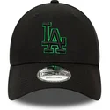 schwarze-verstellbare-kappe-mit-gebogenem-schirm-und-grunem-logo-9forty-team-outline-der-los-angeles-dodgers-mlb-von-new-era