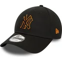 new-era-9forty-team-outline-new-york-yankees-mlb-verstellbare-schwarze-kappe-mit-gebogenem-schirm-und-orangefarbenem-logo
