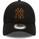 new-era-9forty-team-outline-new-york-yankees-mlb-verstellbare-schwarze-kappe-mit-gebogenem-schirm-und-orangefarbenem-logo