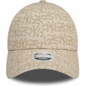 bezowa-regulowana-czapka-z-zakrzywionym-daszkiem-dla-kobiet-9forty-monogram-new-york-yankees-mlb-od-new-era