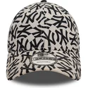 casquette-courbee-beige-et-noire-ajustable-9forty-monogram-new-york-yankees-mlb-new-era