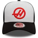 weisse-und-schwarze-e-frame-trucker-kappe-des-haas-f1-teams-formula-1-von-new-era