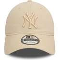 beige-verstellbare-kappe-mit-gebogenem-schirm-und-beigem-logo-9twenty-league-essential-der-new-york-yankees-mlb-von-new-era
