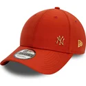 rote-verstellbare-curved-cap-mit-goldenem-logo-9forty-flawless-der-new-york-yankees-mlb-von-new-era