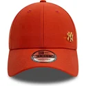 9forty-flawless-verstellbare-rote-kappe-mit-gebogenem-schirm-und-goldenem-logo-der-new-york-yankees-mlb-von-new-era