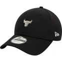 cepur-izliekta-melns-regulejams-9forty-metallic-pin-no-chicago-bulls-nba-no-new-era