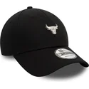 cepur-izliekta-melns-regulejams-9forty-metallic-pin-no-chicago-bulls-nba-no-new-era