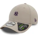 beige-verstellbare-curved-cap-mit-violettem-logo-9forty-repreve-mini-logo-der-new-york-yankees-mlb-von-new-era