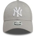 graue-verstellbare-curved-cap-fur-damen-9forty-glitter-der-new-york-yankees-mlb-von-new-era