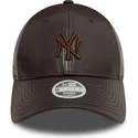verstellbare-braune-damenkappe-mit-gebogenem-schirm-und-braunem-logo-9forty-midi-pu-der-new-york-yankees-mlb-von-new-era