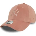 verstellbare-damen-kappe-9forty-velour-diamante-in-rosa-mit-gebogenem-schirm-der-new-york-yankees-mlb-von-new-era