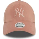 rozowa-regulowana-czapka-z-zakrzywionym-daszkiem-dla-kobiet-9forty-velour-diamante-new-york-yankees-mlb-od-new-era