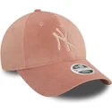 verstellbare-damen-kappe-9forty-velour-diamante-in-rosa-mit-gebogenem-schirm-der-new-york-yankees-mlb-von-new-era