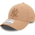 beige-verstellbare-damen-cap-mit-gebogenem-schirm-und-beigem-logo-9forty-league-essential-der-new-york-yankees-mlb-von-new-era