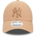 beige-verstellbare-damen-cap-mit-gebogenem-schirm-und-beigem-logo-9forty-league-essential-der-new-york-yankees-mlb-von-new-era