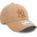 beige-verstellbare-damen-cap-mit-gebogenem-schirm-und-beigem-logo-9forty-league-essential-der-new-york-yankees-mlb-von-new-era