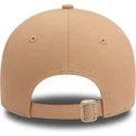 beige-verstellbare-damen-cap-mit-gebogenem-schirm-und-beigem-logo-9forty-league-essential-der-new-york-yankees-mlb-von-new-era