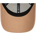 beige-verstellbare-damen-cap-mit-gebogenem-schirm-und-beigem-logo-9forty-league-essential-der-new-york-yankees-mlb-von-new-era