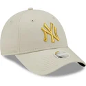 gorra-curva-beige-ajustable-para-mujer-con-logo-dorado-9forty-metallic-logo-de-new-york-yankees-mlb-de-new-era