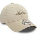 beige-verstellbare-9twenty-heritage-script-kappe-von-new-era