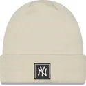 bezowa-czapka-team-cuff-new-york-yankees-mlb-od-new-era