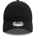 svart-bojd-justerbar-keps-med-svart-logotyp-9twenty-washed-fran-new-york-yankees-mlb-av-new-era