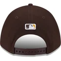 braune-snapback-kappe-mit-gebogenem-schirm-9forty-m-crown-player-replica-der-san-diego-padres-mlb-von-new-era