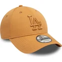 regulowana-czapka-z-daszkiem-w-jasnobrazowym-kolorze-z-brazowym-logo-9forty-league-essential-los-angeles-dodgers-mlb-od-new-era