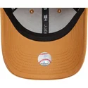 regulowana-czapka-z-daszkiem-w-jasnobrazowym-kolorze-z-brazowym-logo-9forty-league-essential-los-angeles-dodgers-mlb-od-new-era