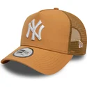 new-era-mlb-new-york-yankees-9forty-a-frame-league-essential-hellbraune-trucker-cap