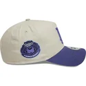 beigefarbene-und-violette-snapback-kappe-mit-gebogenem-schirm-und-violettem-logo-9forty-a-frame-world-series-patch-der-los-angel