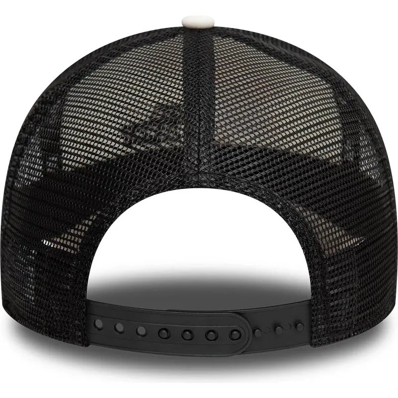 9forty-a-frame-trucker-cap-in-weiss-beige-und-schwarz-von-tom-und-jerry-looney-tunes-von-new-era