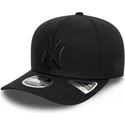 schwarze-gebogene-snapback-kappe-mit-schwarzem-logo-9seventy-stretch-snap-der-new-york-yankees-mlb-von-new-era