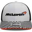 weisse-und-schwarze-flache-trucker-kappe-snapback-9fifty-checkered-visor-von-mclaren-racing-formula-1-von-new-era