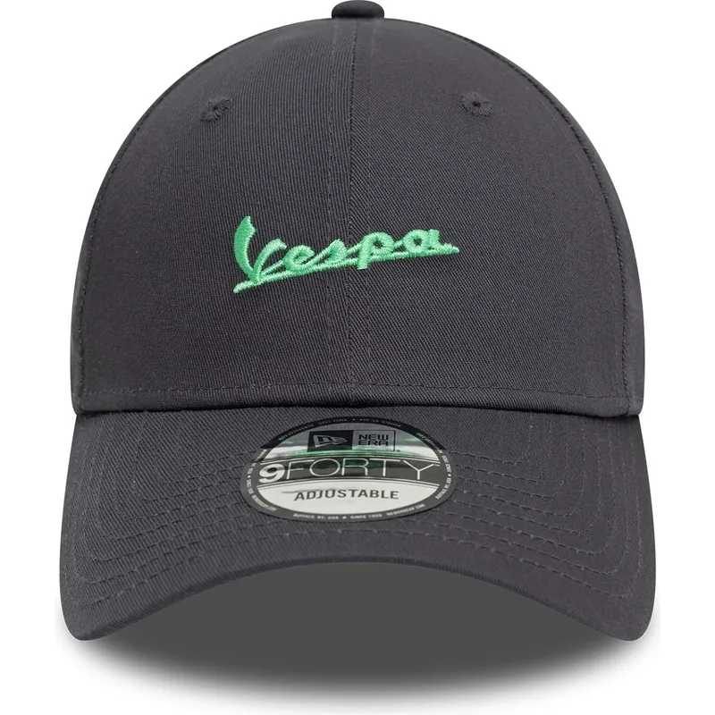 graue-verstellbare-curved-cap-mit-grunem-logo-9forty-side-print-von-vespa-piaggio-von-new-era