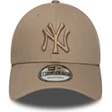 regulowana-jasnobrazowa-czapka-z-zakrzywionym-daszkiem-z-brazowym-logo-9forty-league-essential-new-york-yankees-mlb-marki-new-er