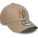 hellbraune-verstellbare-curved-cap-mit-braunem-logo-9forty-league-essential-der-new-york-yankees-mlb-von-new-era