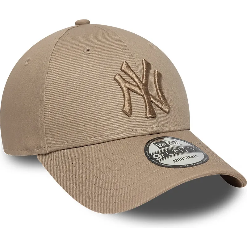 jasnobrazowa-regulowana-czapka-z-daszkiem-z-brazowym-logo-9forty-league-essential-new-york-yankees-mlb-new-era